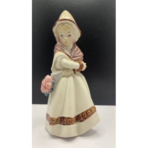 6lt83 Статуэтка. Девушка с цветами. Фарфор. Целая. Высота 18,5 см