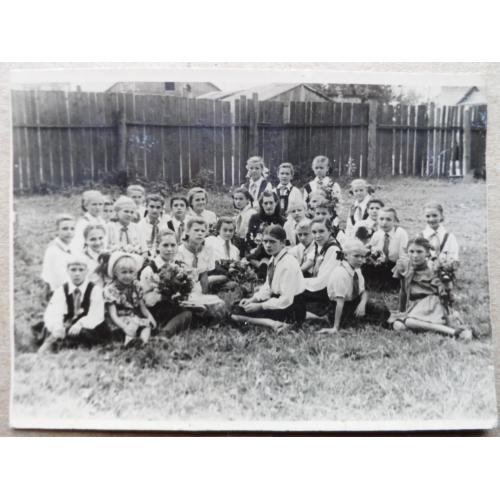 Группа школьников-пионеров с учительницей ( 1950 г.) 8,5 см. х 11,5 см.