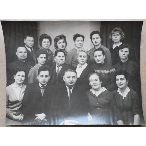 Группа товарищей. Фото коллектива. Женщины и мужчины ( 50-60 годы 20 в.) 16,8 см. х 22,5 см.