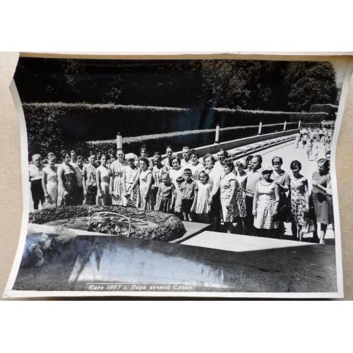 Групповое фото. Экскурсия в Парк вечной Славы г. Киев ( 1967 г.) 18 см. х 24 см.