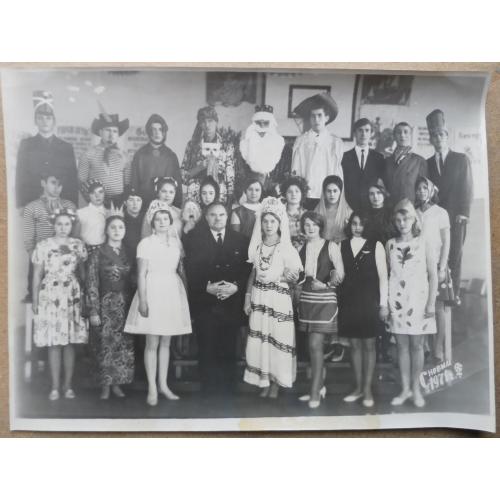 Групповое фото с празднования встречи Нового года ( 1971 г.) 17 см. х 23 см.