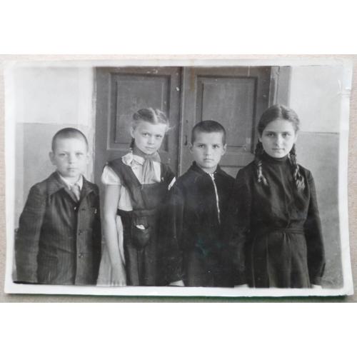 Групповое фото школьников (1949 г.)11,8 см. х 17,3 см.