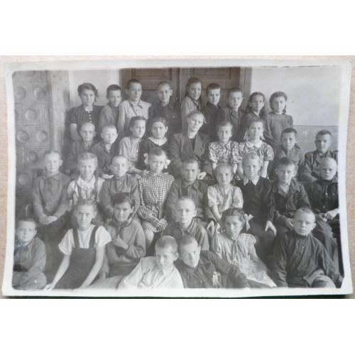 Групповое фото школьников и учительницы ( 1949 г.) 11,7 см. х 17,5 см.