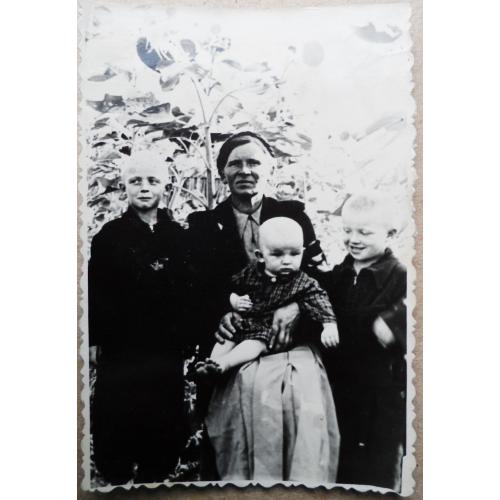 Групповой портрет Женщина с детьми. ( 1954 г.) 8,5 см. х 13 см.