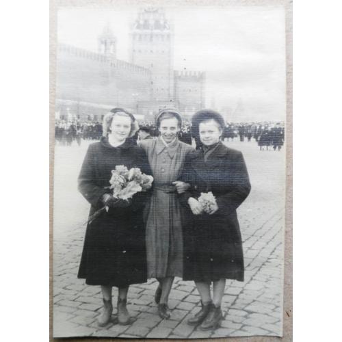 Подружки на Красной площади  ( 1954 г.) 9 см. х 13 см.