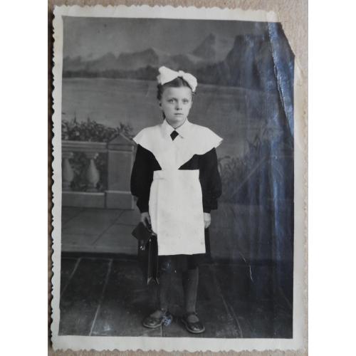 Портрет девочки в школьной форме с бантиком и портфелем. 8,7 см. х 11,7 см.