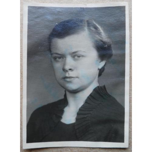 Портрет девушки в черном платье с короткой причёской ( 1956 г.) 5,5 см. х 7,5 см.