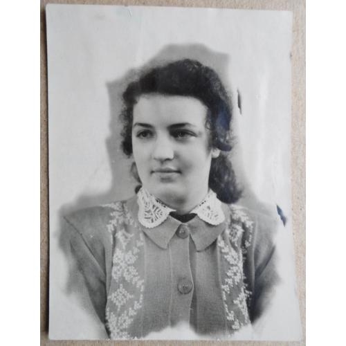 Портрет девушки в красивой вышитой кофточке ( 1953 г.) 8,2 см. х 11 см.