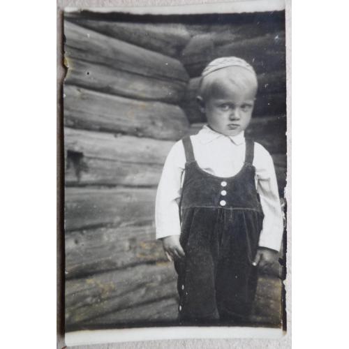 Портрет мальчика в комбинезоне и тюбетейке на фоне сруба ( 1940 г.) 5,7 см. х 8,8 см.