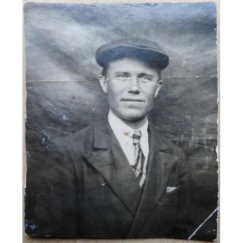 Портрет мужчины в кепке ( 1936 г.) 7 см. х 8,5 см.