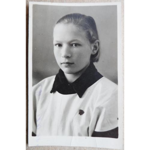 Портрет школьницы-комсомолки в школьной форме ( 1954 г.) 5,5 см. х 8,8 см.