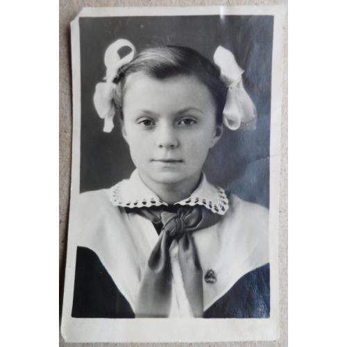 Портрет школьницы-пионерки в школьной форме с галстуком и бантиками. 5,6 см. х 8,7 см.