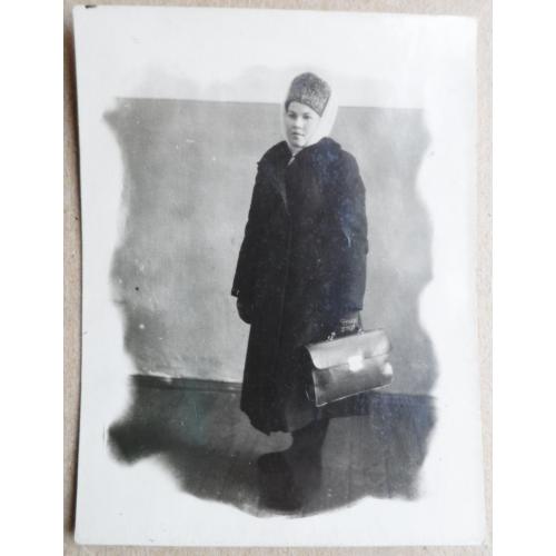 Портрет женщины в зимней одежде с портфелем ( 1952 г.) 9 см. х 11,8 см.