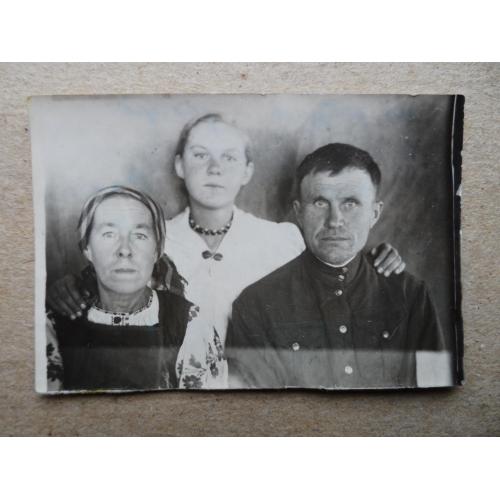 Семейное фото ( 1949 г.) 6 см. х 8,7 см.