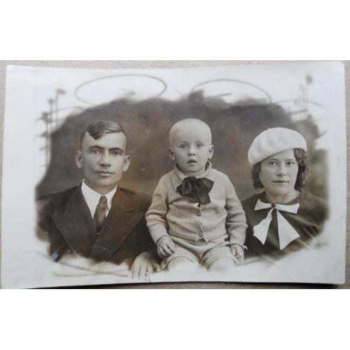 Семейное фото ( 30-е годы 20 в.) 8,5 см. х 13 см