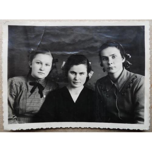 Три подружки ( 1955 г.) 8,8 см. х 11,7 см.
