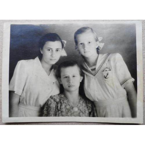 Три сестры ( 1951 г.) 8 см. х 11 см.