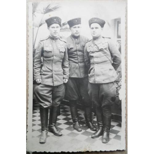 Трое военных в форме с наградами и в папахах. 8,5 см. х 13 см.