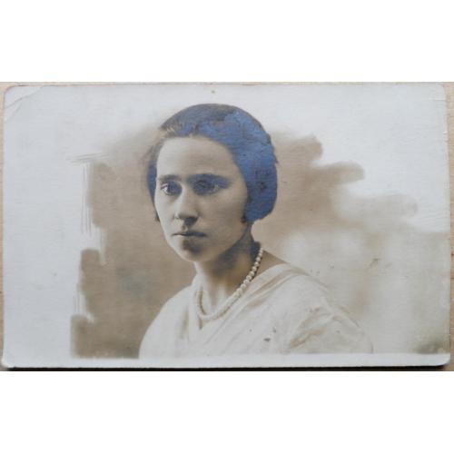 Женский портрет с бусами. ( 1931 г.) 9 см. х 14 см.
