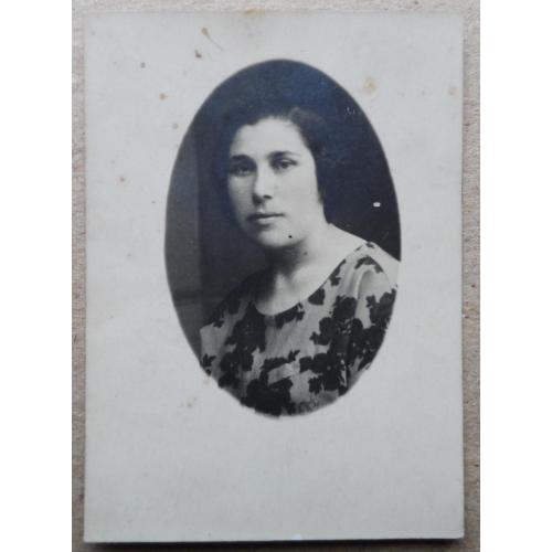 Женский портрет в красивом платье ( 1929 г.) 5,5 см. х 7,5 см.