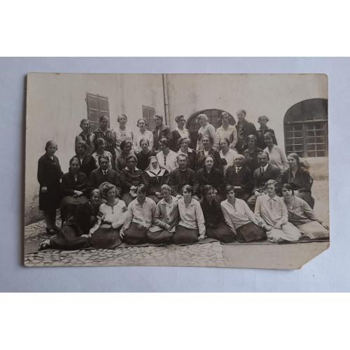 Старинное групповое фото гимназистки и преподаватели, 20-30е гг. Закарпатье. С подписями.