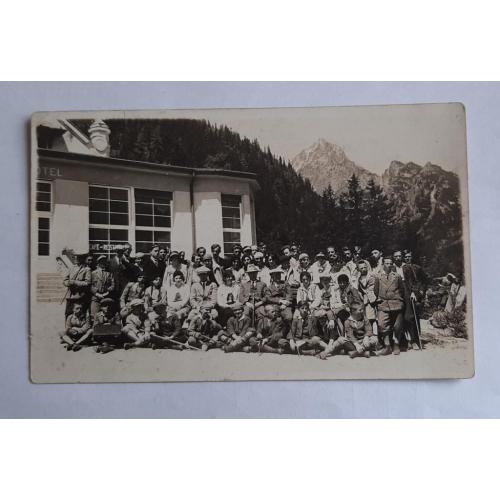 Старинное групповое фото наших туристов в Бардейовской купели, 1930г.