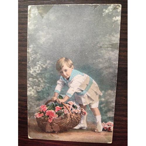 Фотооткрытка. Мальчик с большой корзиной цветов.