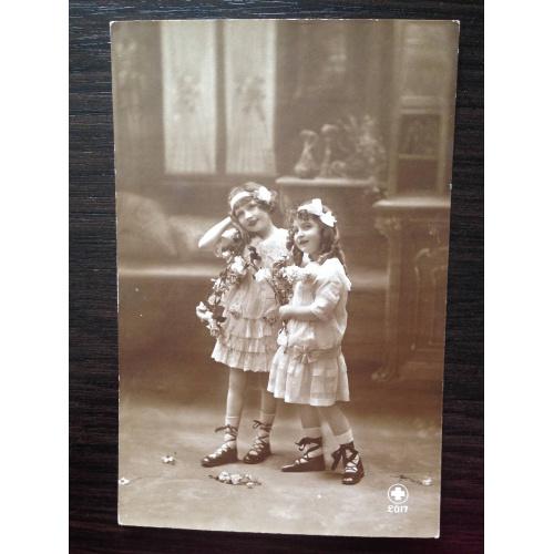 Французская фотооткрытка. 1918 г. Две девочки.