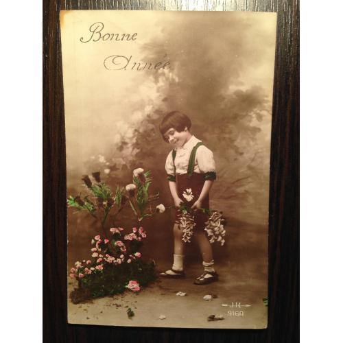 Французская фотооткрытка. 1919 г. С Новым годом! Мальчик в саду собирает цветы.
