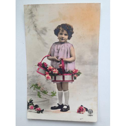Французская фотооткрытка. Девочка с корзинками цветов.