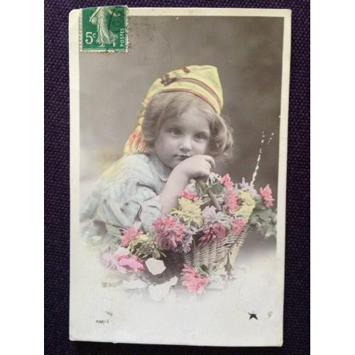 Французская фотооткрытка. Девочка с корзиной цветов.