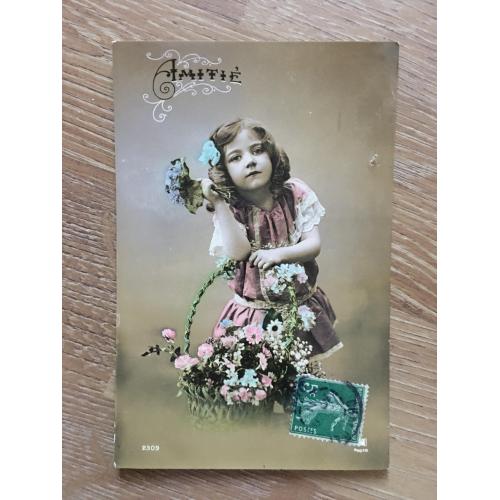 Французская фотооткрытка. Девочка с корзиной цветов