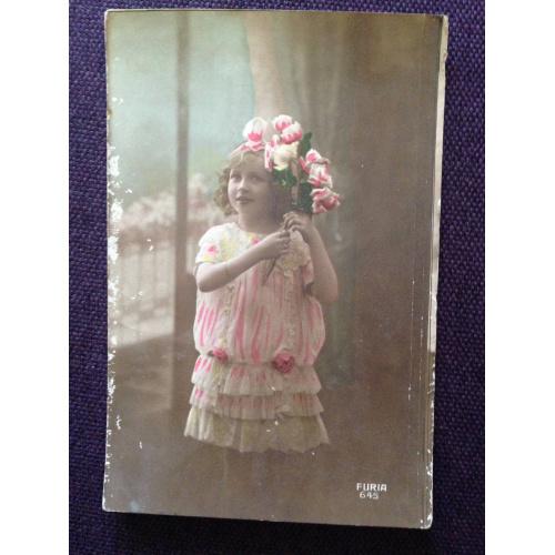 Французская фотооткрытка. Девочка в розовом платье с букетом.