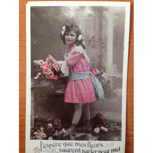 Французская фотооткрытка  "Девочка высаживает цветы". 