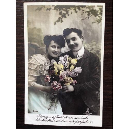 Французская фотооткрытка. Красивая пара с цветами.