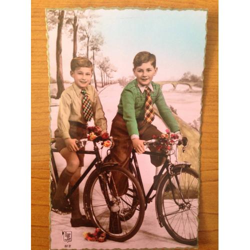 Французская фотооткрытка "Мальчики на велосипедах".