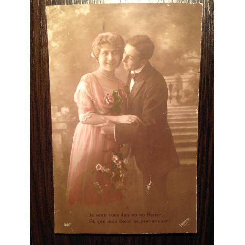 Французская фотооткрытка. Мужчина и женщина обнимаются. 1917 г.