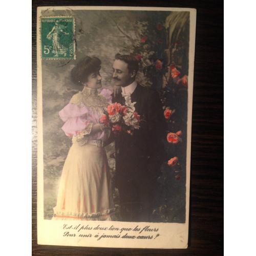 Французская фотооткрытка. Мужчина и женщина в саду с розами.
