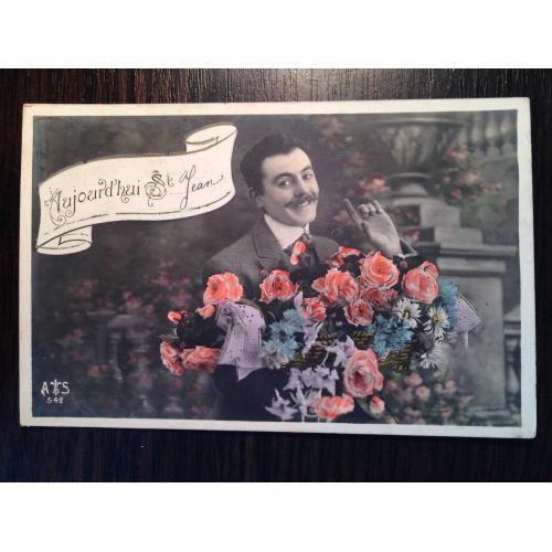 Французская фотооткрытка. Мужчина с большим букетом роз. Начало 20-х годов.