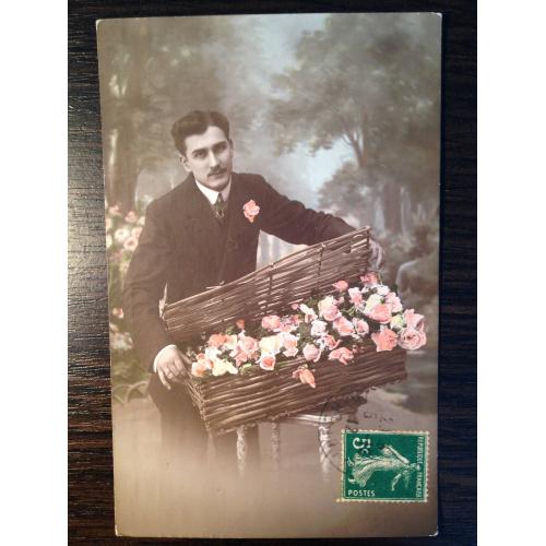 Французская фотооткрытка. Мужчина с большой корзиной роз. Начало 20-х годов.