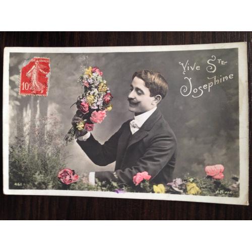 Французская фотооткрытка. Мужчина с букетом цветов.