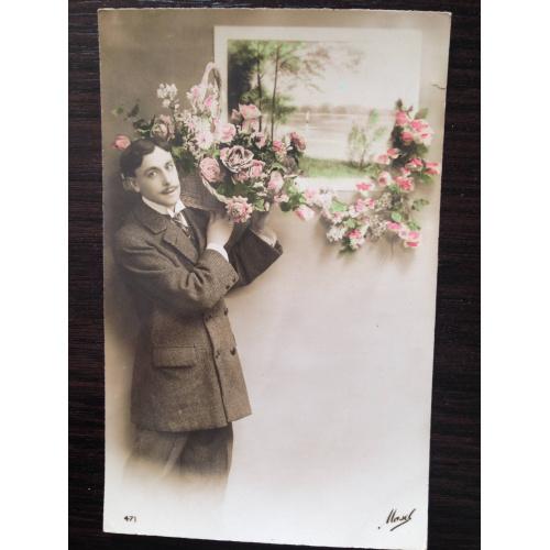 Французская фотооткрытка. Мужчина с корзиной роз.
