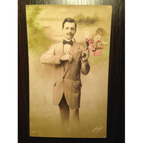 Французская фотооткрытка. Мужчина в костюме  с букетом цветов.