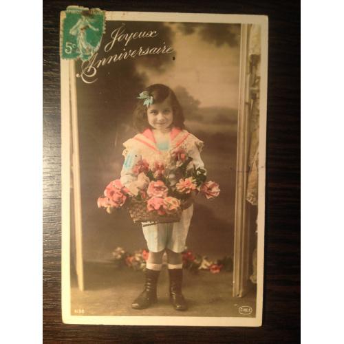Французская фотооткрытка. С Днем рождения. Девочка с корзиной цветов.