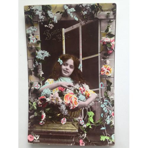 Французская фотооткрытка. С Днем рождения! Девочка в окне с цветами.