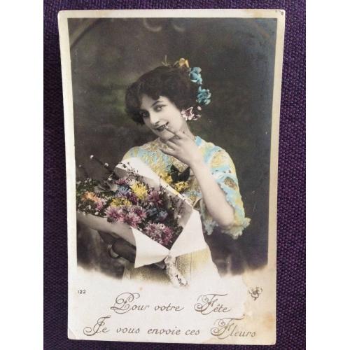 Французская фотооткрытка. С Днем рождения! Девушка с букетом цветов.