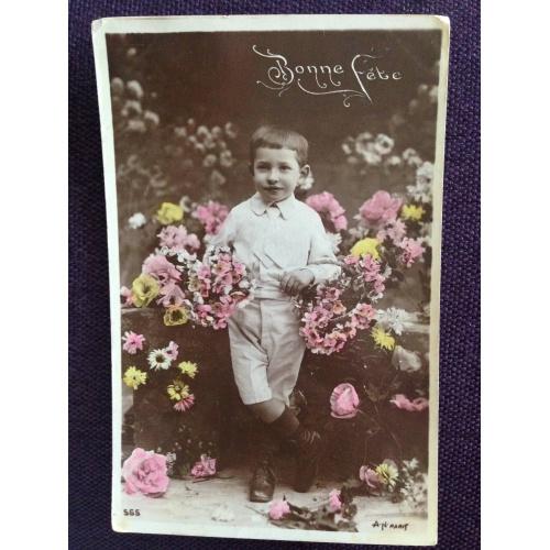 Французская фотооткрытка. С Днем рождения! Мальчик в цветочном саду.
