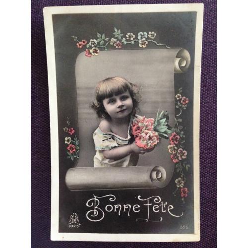 Французская фотооткрытка. С Днем рождения! Маленькая девочка с букетом цветов.