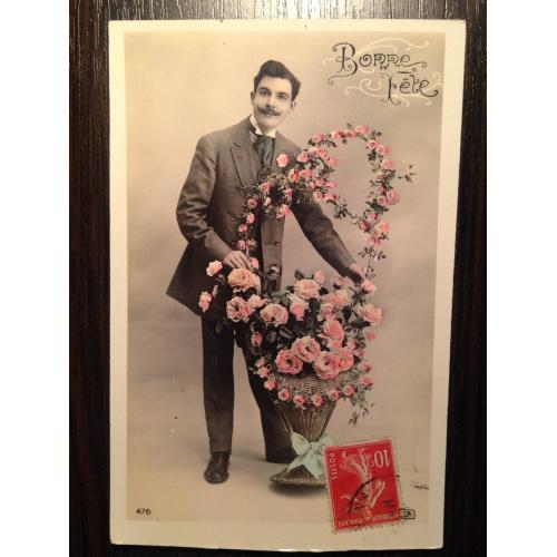 Французская фотооткрытка. С Днем рождения. Мужчина с корзиной роз.