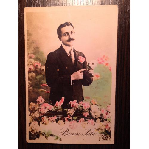 Французская фотооткрытка. С Днем рождения. Мужчина в саду с розами.